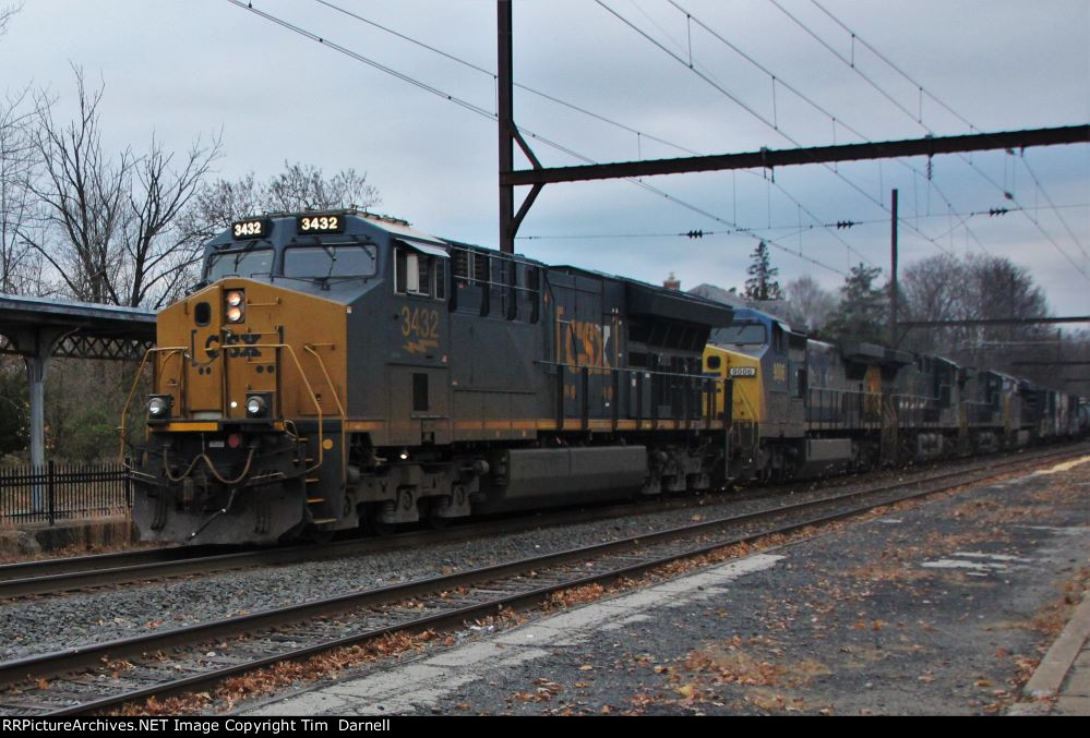 CSX 3432 leads a 6 unit Q410